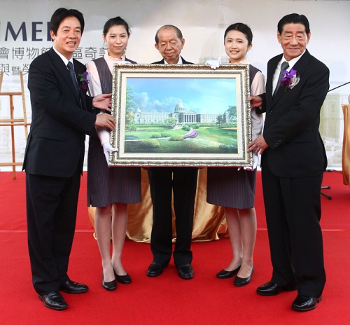 The donation ceremony at the construction site. Mayor Ching-de Lai (left) accepts a painting from Wen-Long Hsu (middle) and Frank Liao (right).